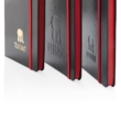 Deluxe keményfedelű A5-ös jegyzetfüzet színes lapéllel, piros, fekete
